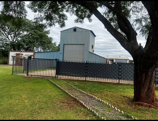 4 BEDROOM FREEHOLD FOR SALE IN KAMEELDRIFT EAST
